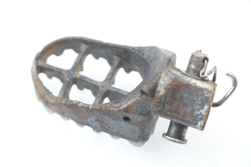 photo de FRONT LEFT FOOTREST YAMAHA YZ 125 (1998 - 2005)