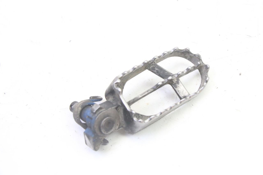 photo de FRONT LEFT FOOTREST YAMAHA YZ 125 (1998 - 2005)