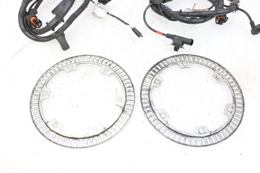 photo de FRONT ABS SENSOR PIAGGIO MP3 HPE 300 (2019 - 2026) - Distinctive features