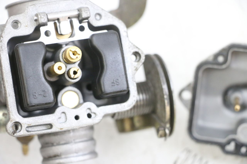 photo de CARBURETOR PEUGEOT KISBEE 4T 50 (2010 - 2017) - Distinctive features