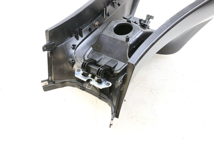 photo de FUEL TANK PANEL PIAGGIO MP3 HPE 350 (2018 - 2020) - Fixing points details