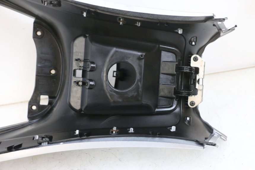 photo de FAIRING TANK PIAGGIO MP3 RL 250 (2007 - 2010) - Technical close-up