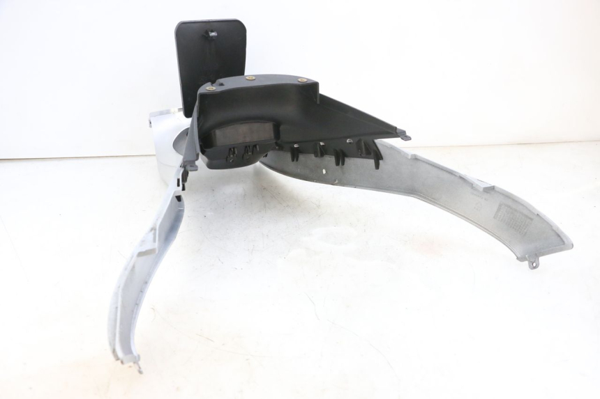 photo de FAIRING TANK PIAGGIO MP3 RL 250 (2007 - 2010) - Fixing points details