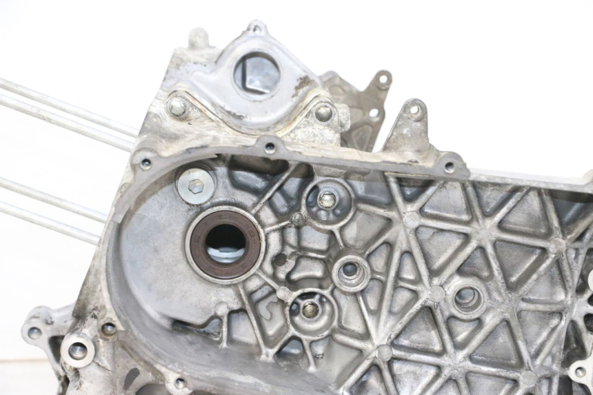 photo de ENGINE BOTTOM CASE DAELIM S1 125 (2007 - 2016) - Additional view of the item