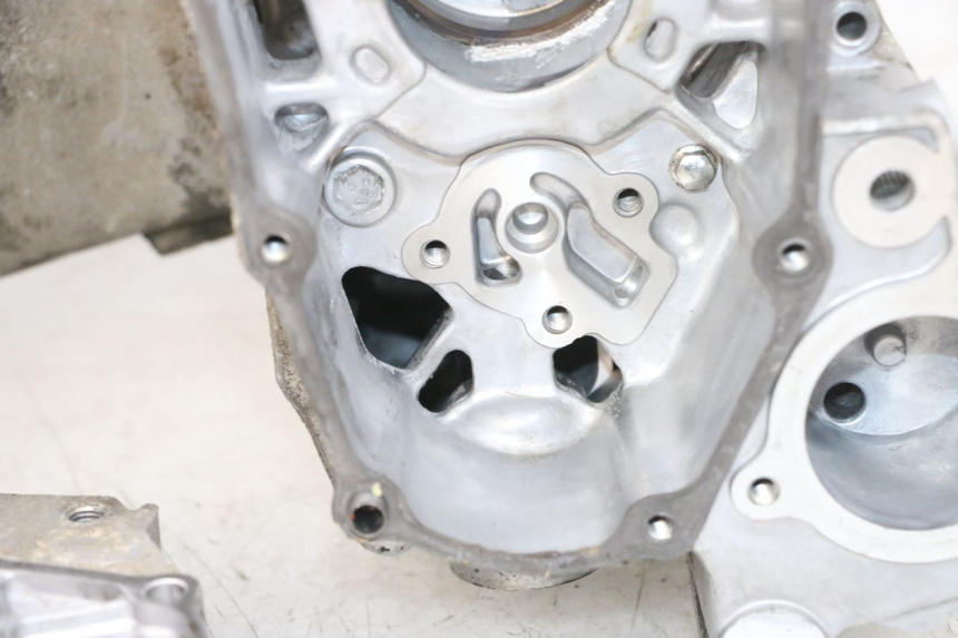 photo de ENGINE BOTTOM CASE DAELIM S1 125 (2007 - 2016) - Alternative angle