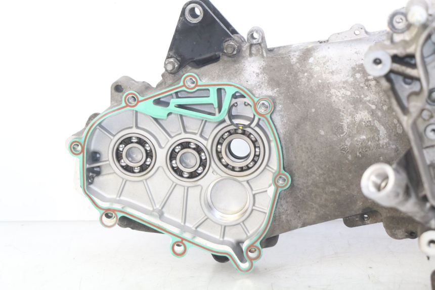 photo de ENGINE LOWER CRANKCASE PIAGGIO VESPA GTS IGET ABS 125 (2017 - 2023)