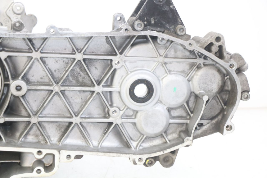 photo de ENGINE LOWER CRANKCASE PIAGGIO VESPA GTS IGET ABS 125 (2017 - 2023)