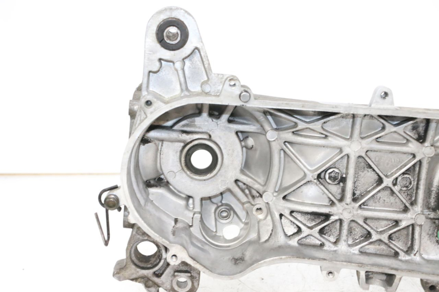 photo de LEFT ENGINE CRANKCASE PEUGEOT KISBEE 2T 50 (2010 - 2017) - Alternative angle