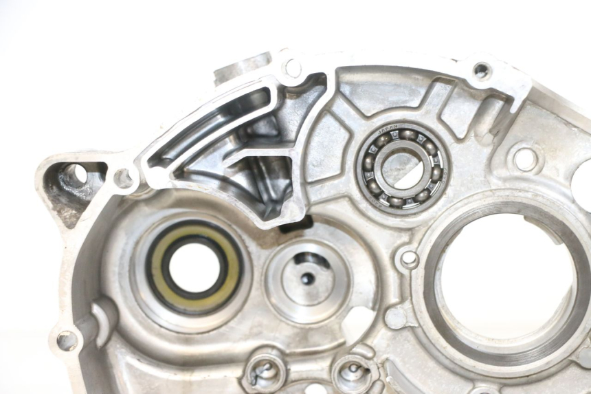 photo de LEFT ENGINE CRANKCASE YAMAHA TTR 125 (2000 - 2020) - Technical close-up