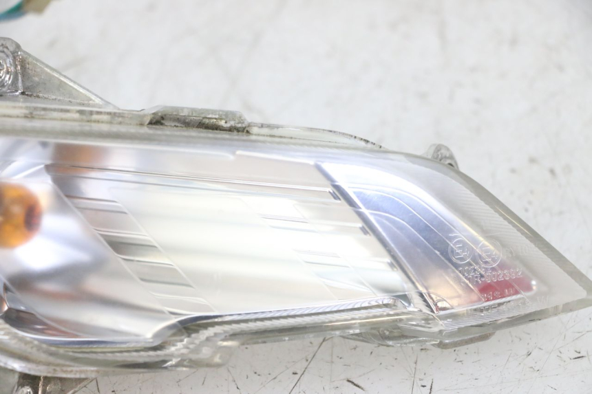 photo de FRONT RIGHT TURN SIGNAL PEUGEOT TWEET 4T 50 (2014 - 2019) - Fixing points details