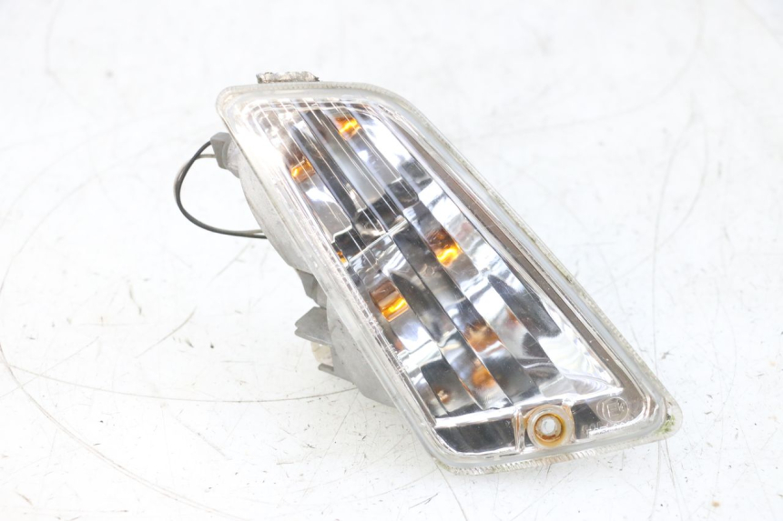 photo de RIGHT FRONT TURN SIGNAL PIAGGIO VESPA GTS SUPER IE 125 (2009 - 2016) - Main view