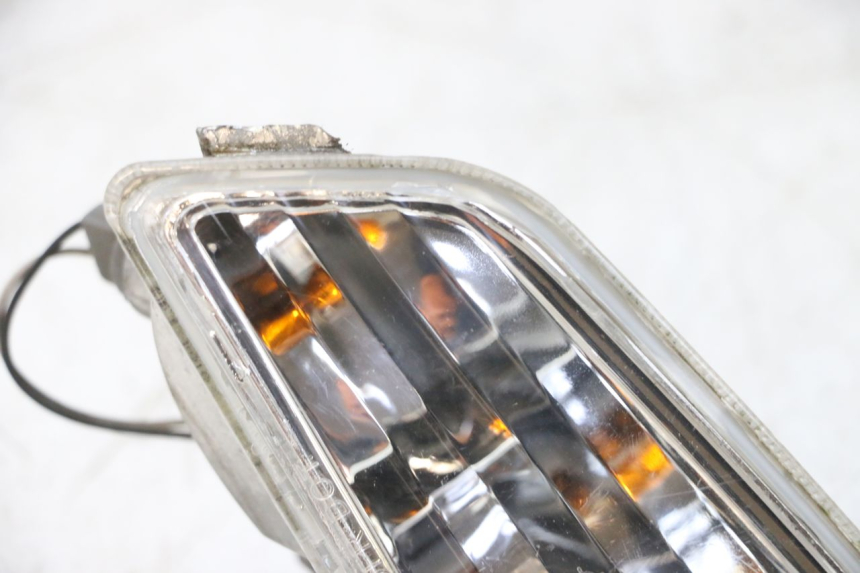 photo de RIGHT FRONT TURN SIGNAL PIAGGIO VESPA GTS SUPER IE 125 (2009 - 2016) - Surface and material condition