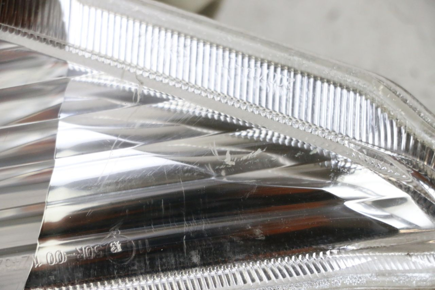 photo de FRONT RIGHT TURN SIGNAL YAMAHA X-MAX XMAX 125 (2010 - 2013) - Fixing points details