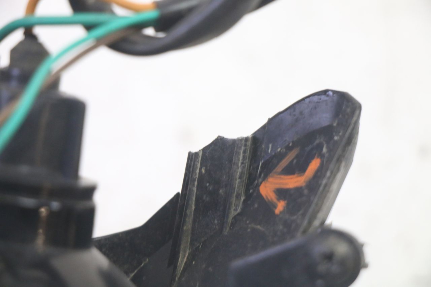 photo de LEFT FRONT TURN SIGNAL KYMCO AGILITY 16+ 4T 50 (2018 - 2023) - Technical close-up