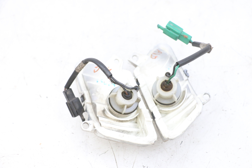 photo de FRONT TURN SIGNAL YAMAHA XMAX X-MAX 125 (2006 - 2009) - Alternative perspective