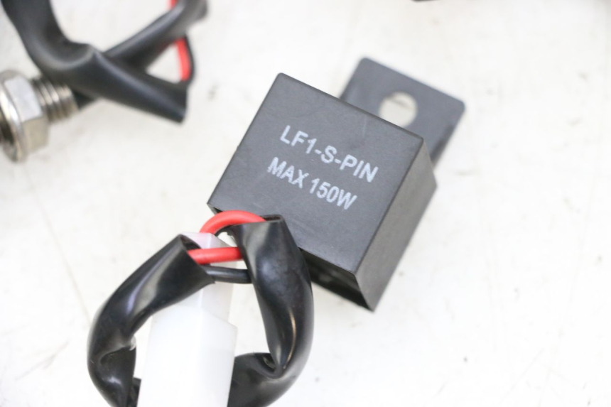 photo de FRONT TURN SIGNAL KAWASAKI ZR 7 750 (1999 - 2001) - Distinctive features