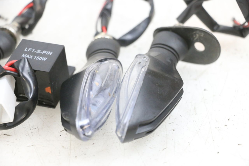 photo de FRONT TURN SIGNAL KAWASAKI ZR 7 750 (1999 - 2001) - Alternative perspective