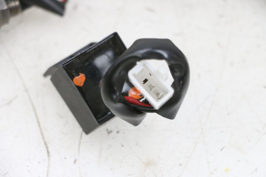 photo de FRONT TURN SIGNAL KAWASAKI ZR 7 750 (1999 - 2001) - Checked used part