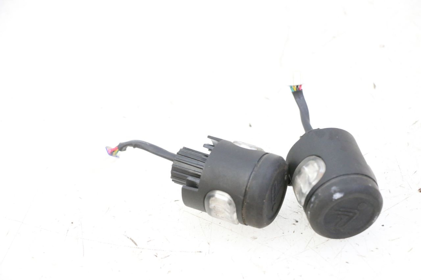 photo de FRONT TURN SIGNAL SEGWAY NINEBOT ZT3 PRO 1