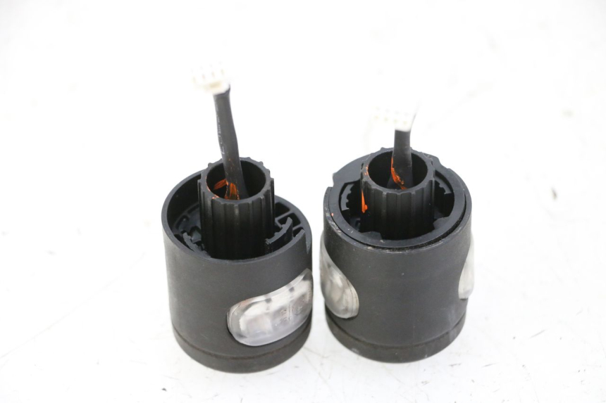 photo de FRONT TURN SIGNAL SEGWAY NINEBOT ZT3 PRO 1