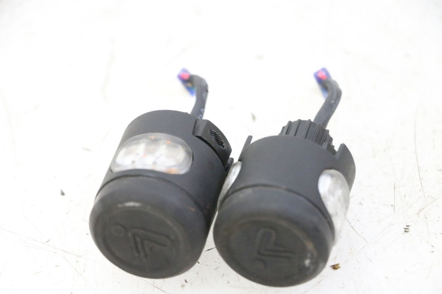 photo de FRONT TURN SIGNAL SEGWAY NINEBOT ZT3 PRO 1
