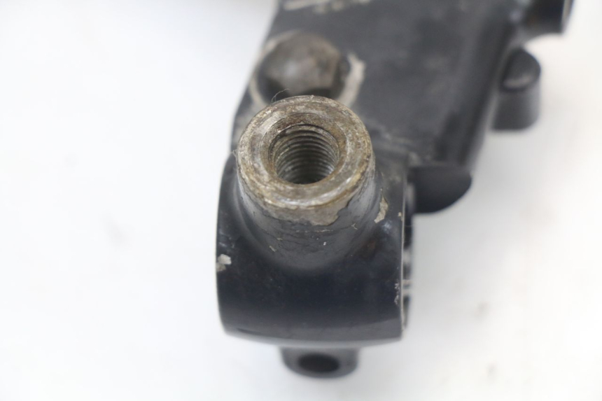 photo de CLUTCH LEVER MOUNT SUZUKI GN 125 (1997 - 2000)