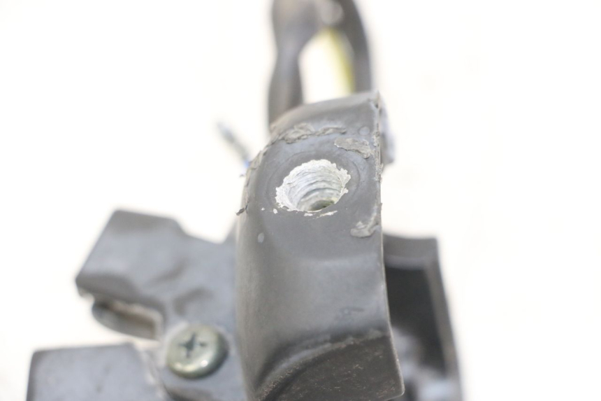 photo de LEFT BRAKE LEVER MOUNT GOES WIKI 125 (2010 - 2015) - Zoom on usage condition