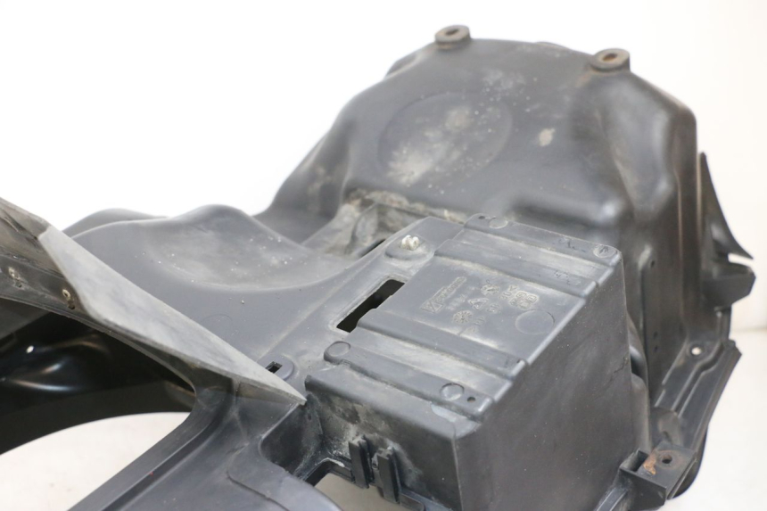 photo de UNDERSEAT STORAGE PIAGGIO MP3 RL 250 (2007 - 2010) - Surface and material condition