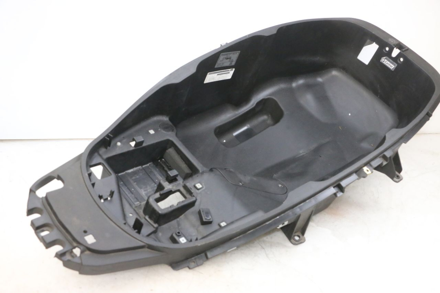 photo de UNDERSEAT STORAGE PIAGGIO MP3 500 (2016 - 2018) - Surface and material condition
