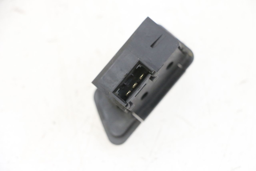 photo de TURN SIGNAL SWITCH YAMAHA XMAX X-MAX 125 (2006 - 2009) - Zoom on usage condition