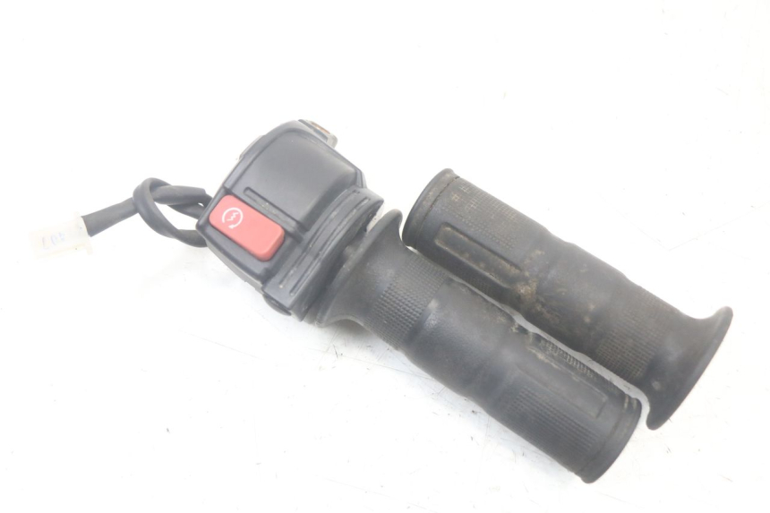 photo de RIGHT HANDLEBAR SWITCH YAMAHA AEROX 2T 50 (2013 - 2017)