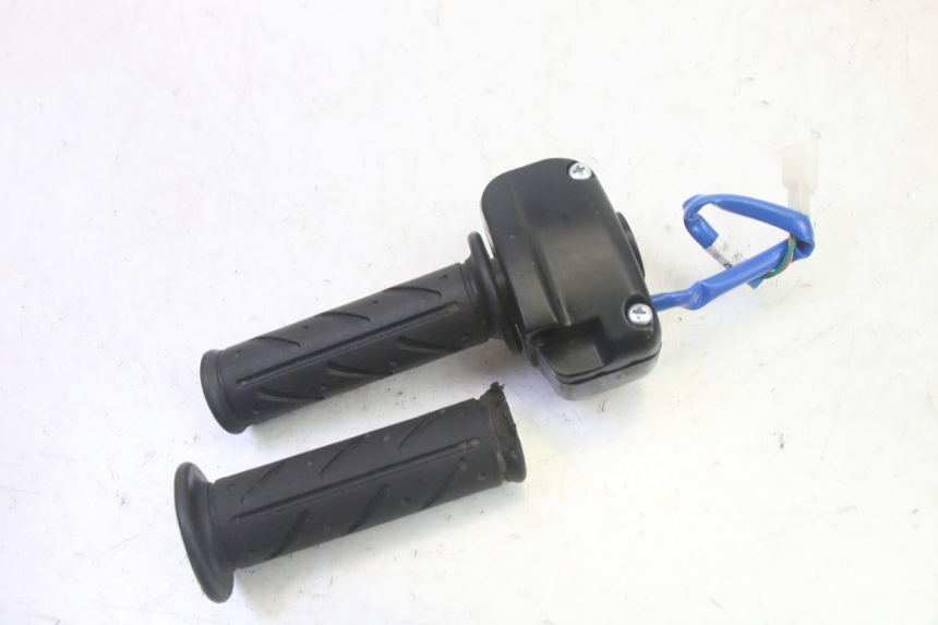 photo de RIGHT HANDLEBAR SWITCH KYMCO AGILITY 4T 50 (2018 - 2022) - Fixing points details