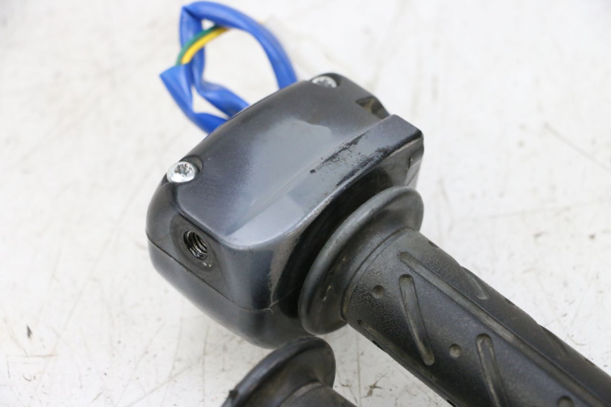 photo de RIGHT HANDLEBAR SWITCH KYMCO AGILITY 4T 50 (2018 - 2022) - Zoom on usage condition