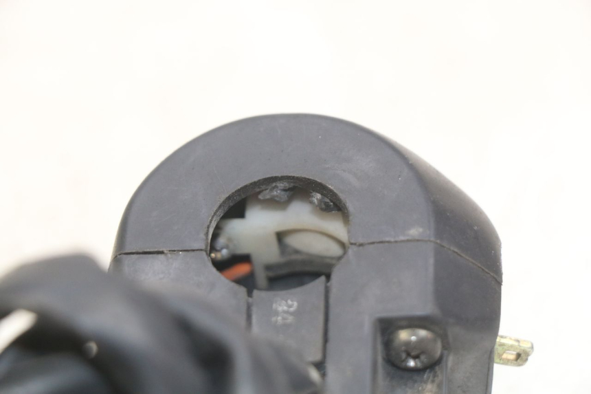 photo de RIGHT HANDLEBAR SWITCH SUZUKI BURGMAN 650 (2002 - 2004)