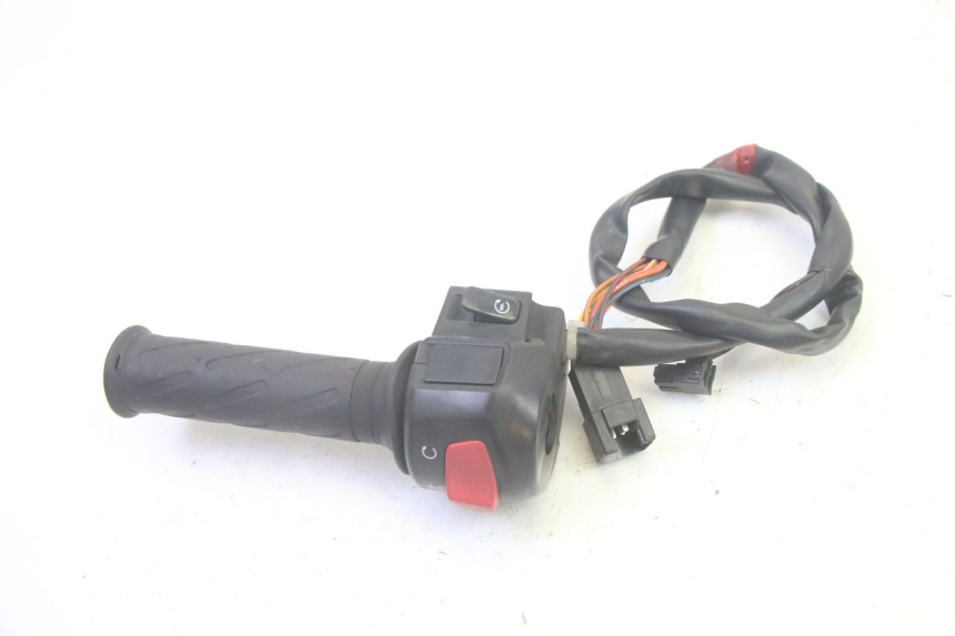 photo de RIGHT HANDLEBAR SWITCH SUZUKI BURGMAN 125 (2007 - 2014) - Zoom on usage condition
