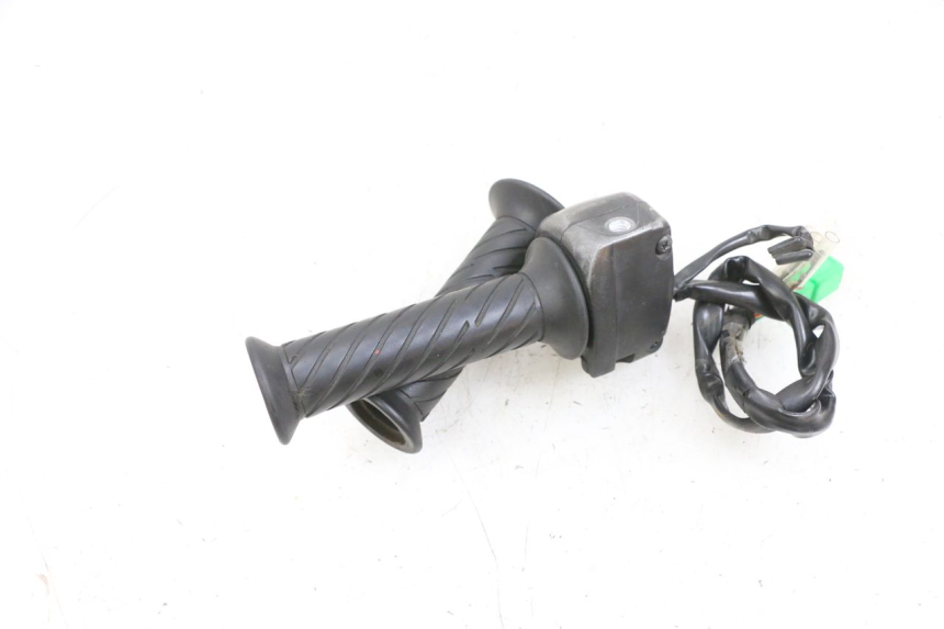 photo de RIGHT HANDLEBAR SWITCH SYM CROX 4T 50 (2016 - 2023) - Zoom on usage condition