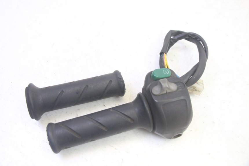 photo de RIGHT HANDLEBAR SWITCH PEUGEOT ELYSEO 125 (1999 - 2004) - Zoom on usage condition