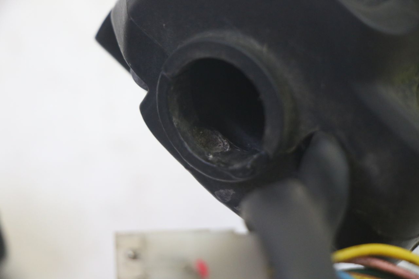 photo de RIGHT HANDLEBAR SWITCH PEUGEOT ELYSEO 125 (1999 - 2004) - Technical close-up