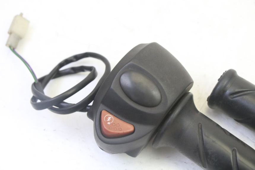 photo de RIGHT HANDLEBAR SWITCH PEUGEOT ELYSTAR 50 (2002 - 2014)