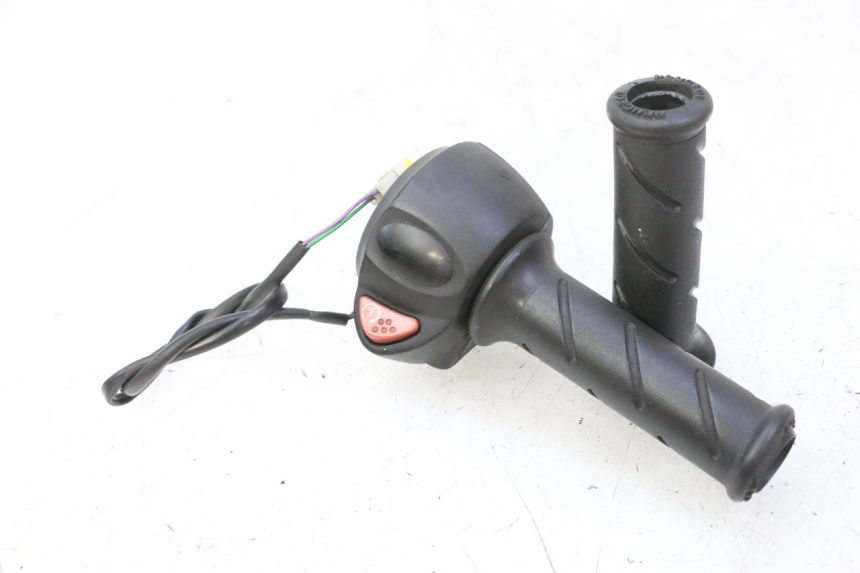 photo de RIGHT HANDLEBAR SWITCH PEUGEOT ELYSTAR 50 (2002 - 2014)