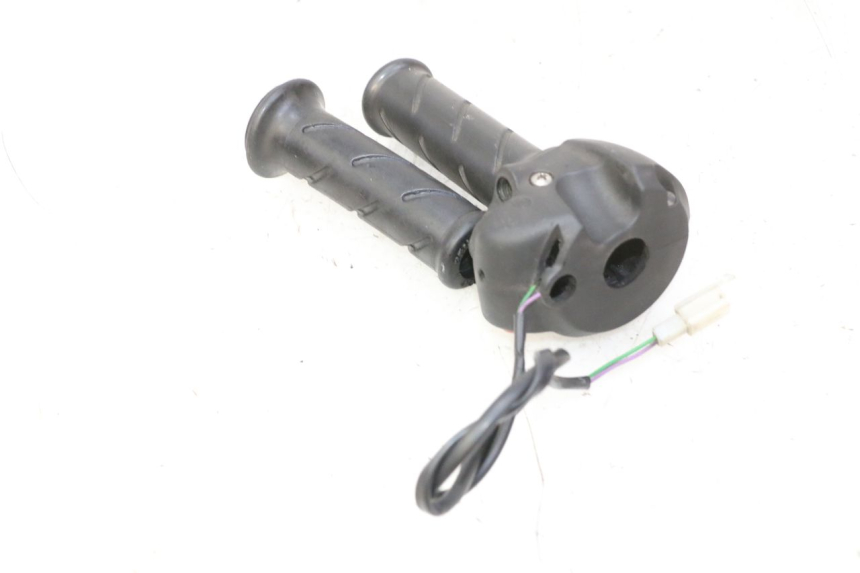 photo de RIGHT HANDLEBAR SWITCH PEUGEOT ELYSTAR 50 (2002 - 2014)