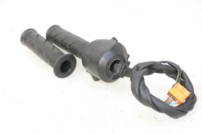 photo de RIGHT HANDLEBAR SWITCH HONDA FES S-WING SWING ABS 125 (2007 - 2015)