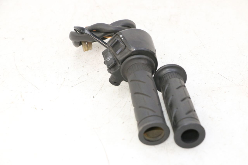 photo de RIGHT HANDLEBAR SWITCH HONDA FES S-WING SWING ABS 125 (2007 - 2015)