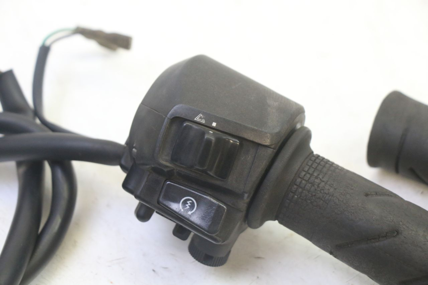 photo de RIGHT HANDLEBAR SWITCH HONDA FES S-WING SWING ABS 125 (2007 - 2015)