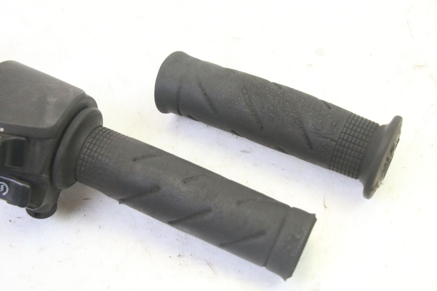 photo de RIGHT HANDLEBAR SWITCH HONDA FES S-WING SWING ABS 125 (2007 - 2015)