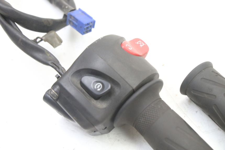 photo de RIGHT SWITCH YAMAHA FZ6 FAZER S2 600 (2007 - 2011)