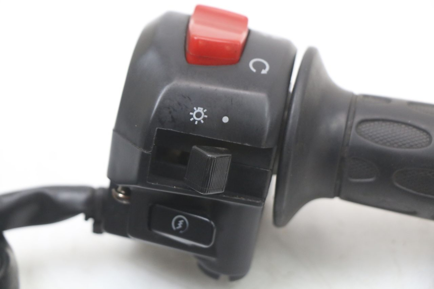 photo de RIGHT HANDLEBAR SWITCH HYOSUNG GTR 125 (2006 - 2008) - Zoom on usage condition
