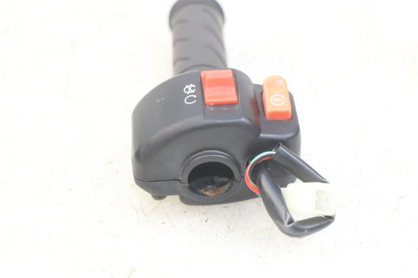 photo de RIGHT HANDLEBAR SWITCH EUROCKA GTR 50 (2007 - 2017) - Zoom on usage condition