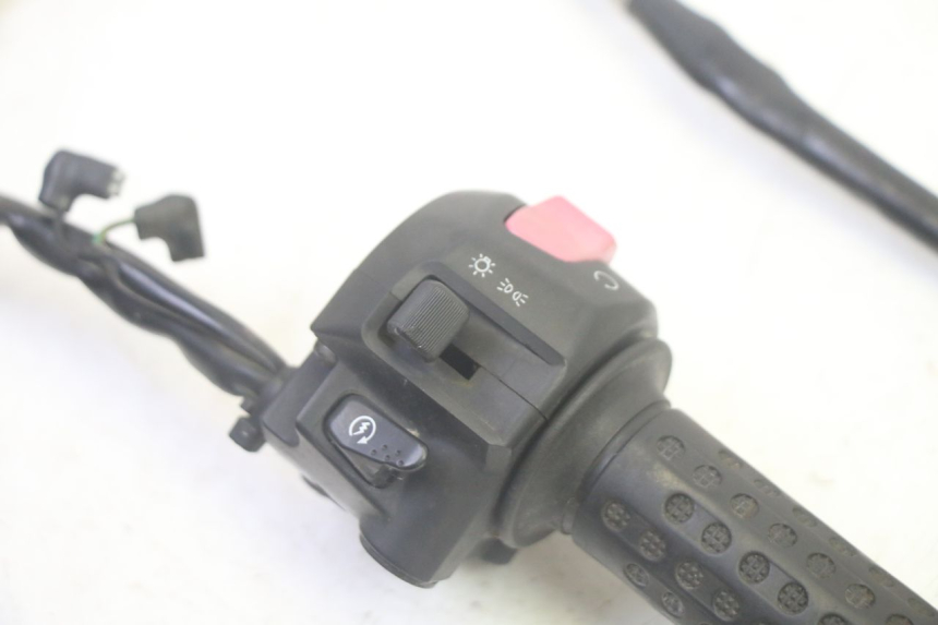 photo de RIGHT SWITCH SYM GTS EVO 125 (2009 - 2013) - Zoom on usage condition
