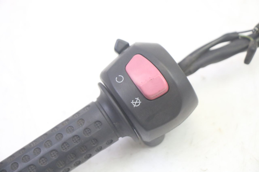 photo de RIGHT SWITCH SYM GTS EVO 125 (2009 - 2013) - Technical close-up